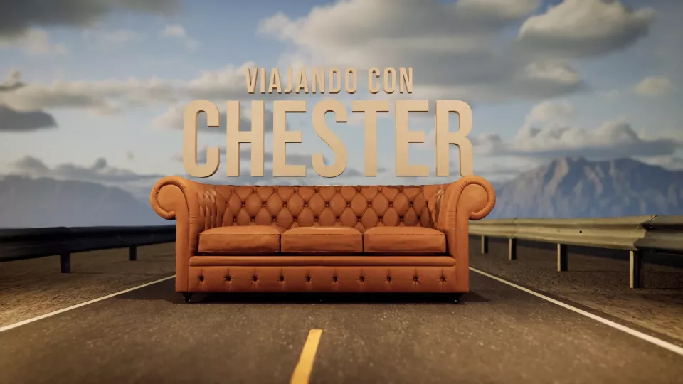 Sofá Chester marrón en una carretera con montañas y el texto VIAJANDO CON CHESTER.