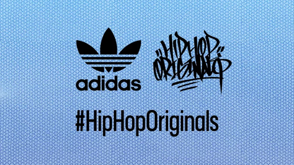 Logotipo Adidas Originals, texto graffiti HIP HOP ORIGINALS y hashtag sobre fondo azul.