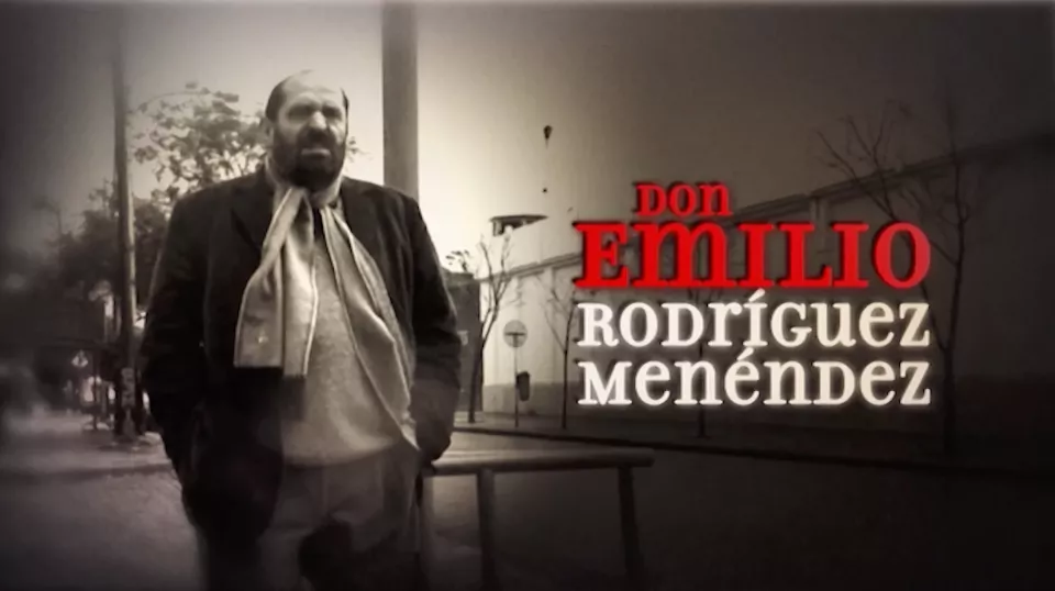 Hombre con barba y bufanda en calle, con el nombre Don Emilio Rodríguez Menéndez.