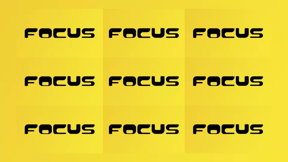 Patrón de la palabra FOCUS en negro, repetida nueve veces sobre fondo amarillo.