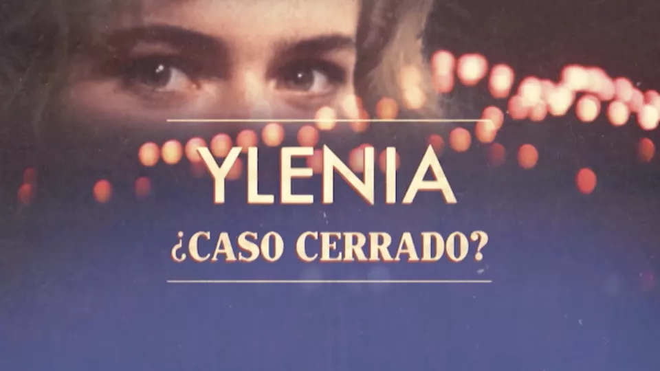 Ojos de mujer y título YLENIA ¿CASO CERRADO? entre luces borrosas.